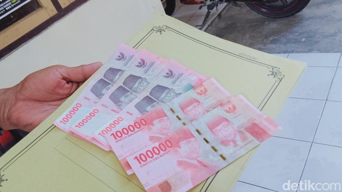 Penampakan uang palsu yang diterima konter pulsa di Klaten, Senin (14/8/2023). Modusnya pelaku berdalih ingin top up dan membayar dengan upal.