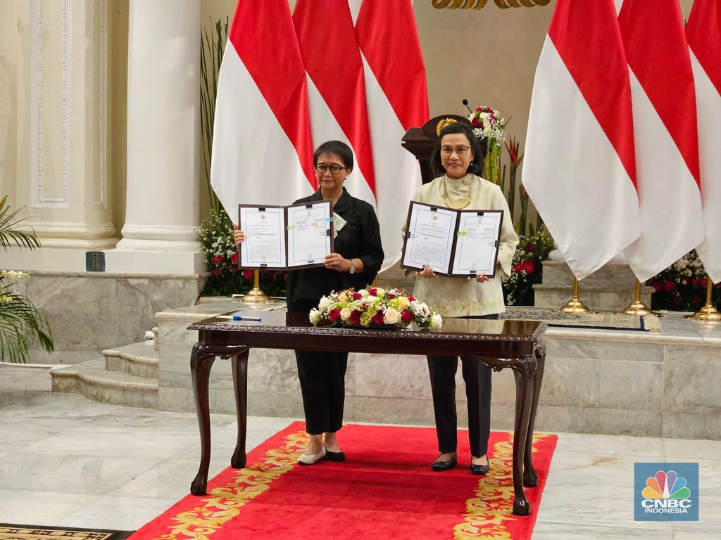 Penandatanganan nota kesepahaman (MoU) kerja sama bidang keuangan negara dan hubungan luar negeri antara Kementerian Luar Negeri (Kemlu) dan Kementerian Keuangan (Kemenkeu) pada Senin (14/8/2023). (CNBC Indonesia/Thea Fathanah Arbar)