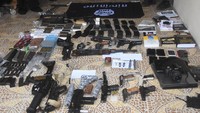 Densus 88 menggeledah rumah terduga teroris DE pada 14. 17 WIB yang diduga pendukung Islamic State of Iraq and Syria (ISIS).  