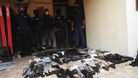 Sebanyak 18 senjata dari rumah tersebut ikut diamankan. Beberapa ada yang pabrikan (asli) dan modifikasi dari airgun ke senjata api.