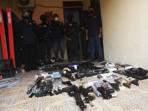 Sejumlah anggota Densus  88 menunjukkan barang bukti senjata api dan barang bukti lainnya milik terduga teroris berinisial DE yang ditangkap di Bekasi, Jawa Barat, Senin (14/8/2023). Densus 88 menggeledah rumah terduga teroris DE pada 14. 17 WIB  yang diduga pendukung Islamic State of Iraq and Syria (ISIS) dan mengamankan 18 senjata rakitan. ANTARA FOTO/ Fakhri Hermansyah/hp.