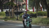 Dijelaskan juga, pengguna dengan usia 12-15 tahun harus didampingi orang dewasa. Soal pengoperasian, sepeda listrik bisa digunakan di pemukiman, jalanan Car Free Day, kawasan wisata, area sekitar sarana angkutan umum massal, area perkantoran, area di luar jalan. Jelas dalam aturan itu jalan raya tak termasuk di dalamnya.