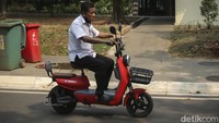 Di sisi lain, Direktur Registrasi dan Identifikasi Korlantas Polri Brigjen Pol Yusri Yunus menjelaskan sepeda listrik tidak boleh memiliki kecepatan melebihi 35 km/jam. Kata Yusri, sepeda listrik dengan kecepatan lebih dari 35 km/jam harus dilengkapi dengan SIM dan juga STNK. Yusri menegaskan bahwa regulasi mendasar seputar sepeda listrik dikeluarkan oleh Kementerian Perhubungan (Kemenhub). Meskipun Korlantas Polri akan bertanggung jawab atas penegakan aturan lalu lintas, prosedur pengujian tipe (SUT) dan aturan baku terkait sepeda listrik di jalan raya berada di bawah yurisdiksi Kementerian Perhubungan.