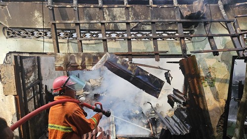 Pasar Desa Tegak Klungkung terbakar Senin pagi (14/8/2023) pagi. Sebanyak 15 personel pemadam kebakaran Klungkung diterjunkan untuk memadamkan api.