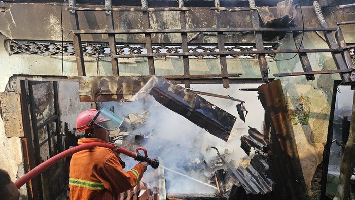 Pasar Desa Tegak Klungkung terbakar Senin pagi (14/8/2023) pagi. Sebanyak 15 personel pemadam kebakaran Klungkung diterjunkan untuk memadamkan api.