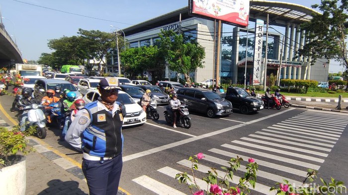 Petugas Dishub Kota Semarang mengecek traffic light di Simpang Kalibanteng, Senin (14/8/2023).