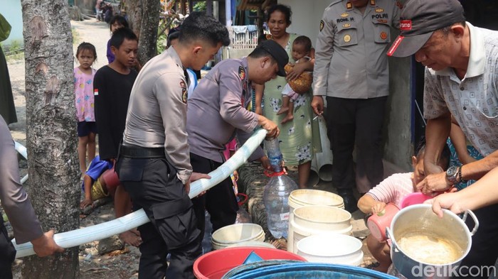 Petugas menyalurkan air bersih kepada warga di Kabupaten Sukabumi.