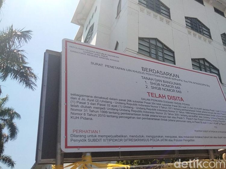 Papan Penyitaan Ditancapkan di Halaman Gedung Wismilak Surabaya