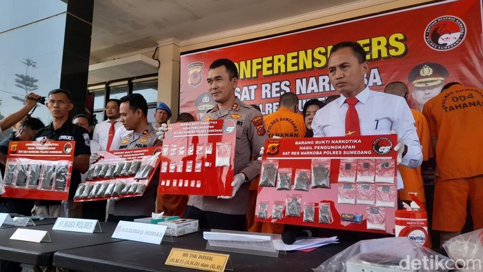 Polisi memamerkan barang bukti narkoba di Sumedang