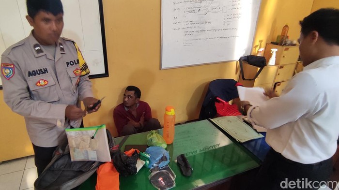 Polisi memeriksa gelandangan yang mencuri kotak amal di Semarang, Senin (14/8/2023).