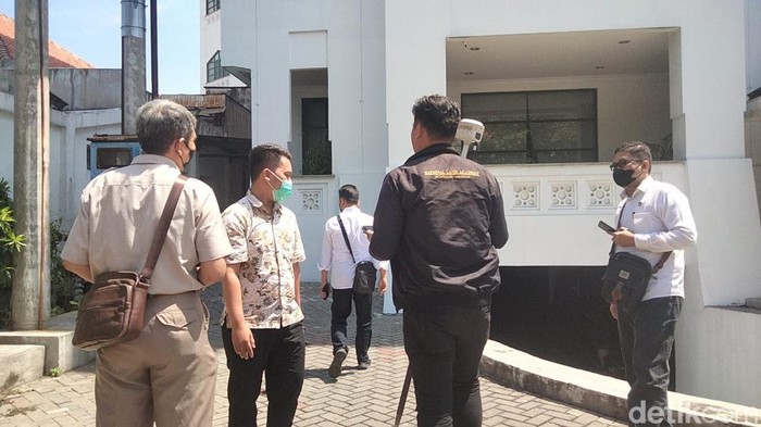 Polisi menggeledah Gedung Wismilak Surabaya