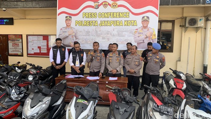 Polresta Jayapura Kota saat memamerkan 34 unit sepeda motor hasil pencurian yang telah diamankan.