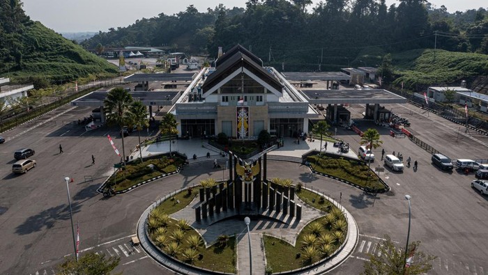 Pos Lintas Batas Negara Entikong Foto udara Pos Lintas Batas Negara (PLBN) Entikong di Kabupaten Sanggau, Kalimantan Barat, Senin (14/8/2023). PLBN Entikong merupakan pos lintas batas pertama di Indonesia yang beroperasi sejak 1 Oktober 1989, Pada tahun 2015 Pemerintah melakukan revitalisasi PLBN Entikong dan diresmikan oleh Presiden Joko Widodo pada 21 Desember 2016 yang lalu. ANTARA FOTO/Nova Wahyudi/hp.