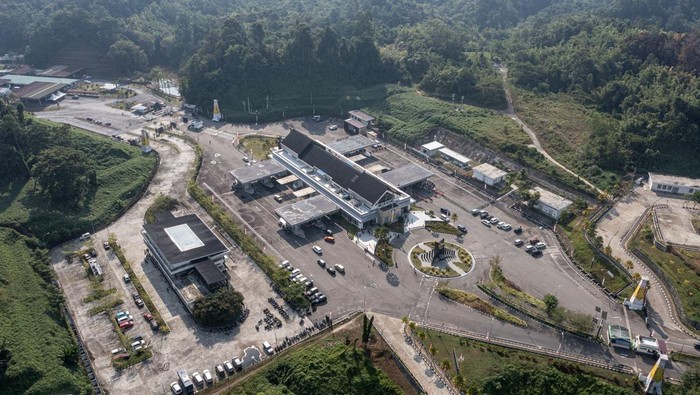 Foto udara Pos Lintas Batas Negara (PLBN) Entikong di Kabupaten Sanggau, Kalimantan Barat, Senin (14/8/2023). PLBN Entikong merupakan pos lintas batas pertama di Indonesia yang beroperasi sejak 1 Oktober 1989, Pada tahun 2015 Pemerintah melakukan revitalisasi PLBN Entikong dan diresmikan oleh Presiden Joko Widodo pada 21 Desember 2016 yang lalu. ANTARA FOTO/Nova Wahyudi/hp.