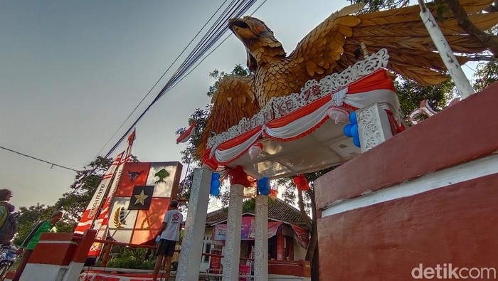 Potret garuda raksasa bertengger di jembatan gang Indramayu