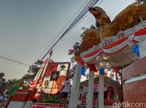 Gagahnya Garuda Raksasa Bertengger di Atas Jembatan Gang Indramayu