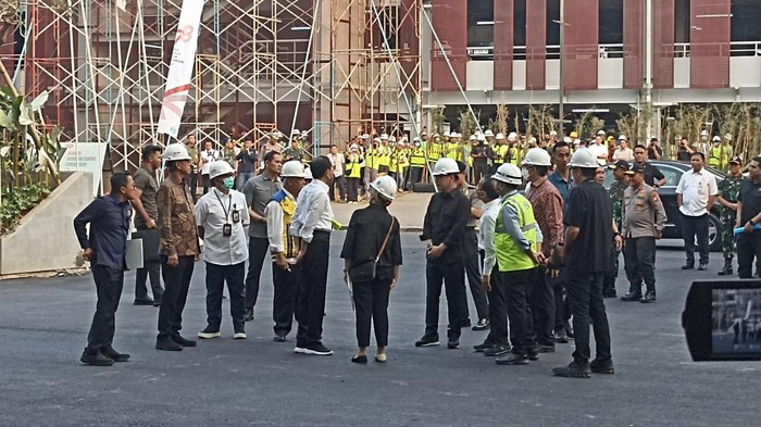 Presiden Jokowi meninjau perkembangan renovasi JCC Senayan, Jakarta Pusat (Jakpus) pada Senin (14/8/2023).
