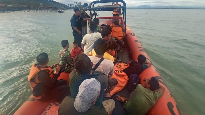 Proses evakuasi ABK yang terombang-ambing di laut Madina karena kapalnya karam