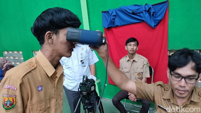 Proses perekaman e-KTP bagi pemilih pemula di SMAN 1 Ciamis