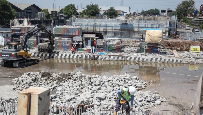 Proyek peninggian jalan dan jembatan Tol Semarang-Demak Pekerja dengan bantuan alat berat membongkar beton tiang jembatan pada proyek peninggian jalan dan jembatan Tol Kaligawe di Jalur Pantura, Semarang, Jawa Tengah, Senin (14/8/2023). Proyek peninggian jalan dan jembatan Tol Semarang-Demak Seksi 1A sebagai upaya mengurangi dampak banjir rob tahunan tersebut merupakan salah satu proyek strategis nasional (PSN) yang menggunakan anggaran sekitar Rp1,2 triliun dengan target fungsional pada 25 Desember 2023. ANTARA FOTO/Makna Zaezar/tom.