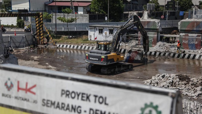 Proyek peninggian jalan dan jembatan Tol Semarang-Demak Pekerja dengan bantuan alat berat membongkar beton tiang jembatan pada proyek peninggian jalan dan jembatan Tol Kaligawe di Jalur Pantura, Semarang, Jawa Tengah, Senin (14/8/2023). Proyek peninggian jalan dan jembatan Tol Semarang-Demak Seksi 1A sebagai upaya mengurangi dampak banjir rob tahunan tersebut merupakan salah satu proyek strategis nasional (PSN) yang menggunakan anggaran sekitar Rp1,2 triliun dengan target fungsional pada 25 Desember 2023. ANTARA FOTO/Makna Zaezar/tom.
