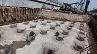 Pekerja menyelesaikan pemasangan struktur beton untuk tiang pada proyek peninggian jalan dan jembatan Tol Kaligawe di Jalur Pantura, Semarang, Jawa Tengah, Senin (14/8/2023).