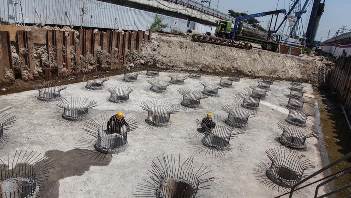 Proyek peninggian jalan dan jembatan Tol Semarang-Demak Pekerja dengan bantuan alat berat membongkar beton tiang jembatan pada proyek peninggian jalan dan jembatan Tol Kaligawe di Jalur Pantura, Semarang, Jawa Tengah, Senin (14/8/2023). Proyek peninggian jalan dan jembatan Tol Semarang-Demak Seksi 1A sebagai upaya mengurangi dampak banjir rob tahunan tersebut merupakan salah satu proyek strategis nasional (PSN) yang menggunakan anggaran sekitar Rp1,2 triliun dengan target fungsional pada 25 Desember 2023. ANTARA FOTO/Makna Zaezar/tom.