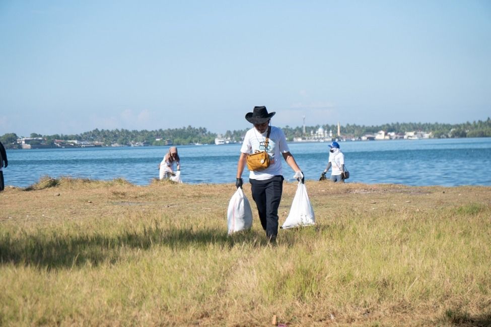 PT Multi Guna Maritim (MGMaritim) dan Seasoldier telah mengadakan kegiatan bersih-bersih pantai yang bertujuan untuk menjaga kelestarian Pantai Salero di Ternate.
