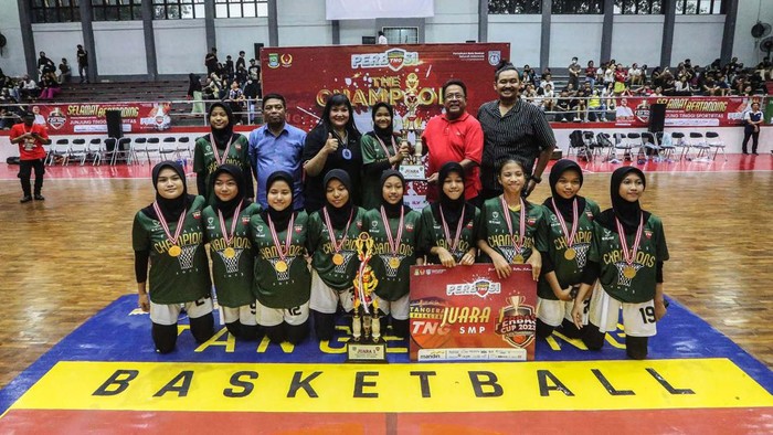 Anggota Komisi X DPR RI Rano Karno bersama Ketua Persatuan Bola Basket Indonesia (Perbasi) Kota Tangerang Andri S Pernama, Ketua Pengprov Perbasi Jawa Timur Grace Evi Ekawati dan Ketua DPRD Provinsi Banten Andra Soni memberikan hadiah pemenang Perbasi Cup 2023 di Gor Dimyati, Kota Tangerang, Banten, Minggu (13/8/23).