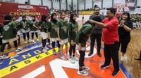 Rano Karno didampingi Ketua Perbasi Kota Tangerang Andri S Pernama, Ketua Pengprov Perbasi Jawa Timur Grace Evi Ekawati, dan Ketua DPRD Provinsi Banten Andra Soni menyerahkan hadiah pemenang Perbasi Cup 2023 di Gor Dimyati. 