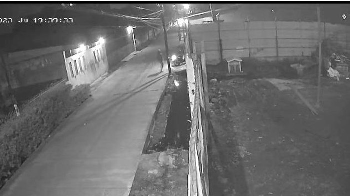 Rekaman CCTV yang memperlihatkan pedagang mie dibegal di depan rumahnya. (Foto: Istimewa)