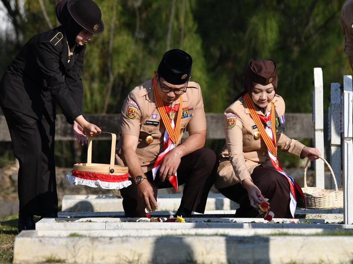 Ridwan Kamil dan Atalia Praratya Ridwan Kamil tabur bunga di Taman Makam Pahlawan.