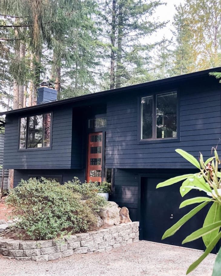 Rumah cat hitam/The Hoss Homestead