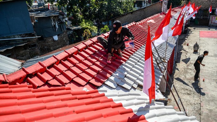Anggota karang taruna melukis mural di Liogenteng, Astanaanyar, Bandung, Jawa Barat, Senin (14/8/2023). Dalam rangka memeriahkan HUT ke-78 Republik Indonesia, pemuda karang taruna di Liogenteng melukis mural serta mengecat atap rumah di gang dan permukiman padat dengan dana swadaya masyarakat. ANTARA FOTO/Raisan Al Farisi/rwa.