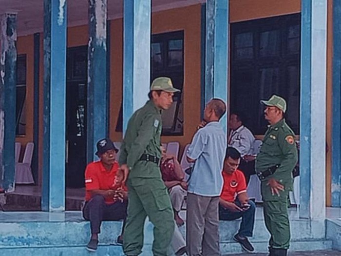 Sebanyak 3.000 anggota Linmas mendapat kartu tanda anggota.