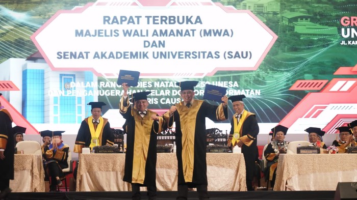 Sekretaris Jenderal Kementerian Hukum dan HAM (Kemenkumham), Komjen Pol. Andap Budhi Revianto menerima Penganugerahan Gelar Doktor Kehormatan (Honoris Causa) dari Universitas Negeri Surabaya (Unesa).