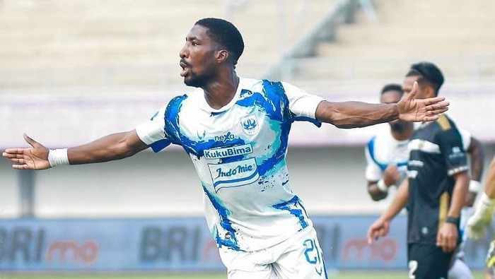 Selebrasi Boubakary Diarra usai mencetak gol pertama bagi PSIS ke gawang Dewa United, Senin (14/8/2023). Dalam laga tersebut, PSIS menang dengan skor besar 4-1.