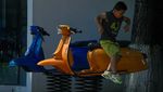 Semringah Anak-anak China Naik Vespa Melayang