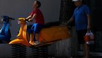 Semringah Anak-anak China Naik Vespa Melayang