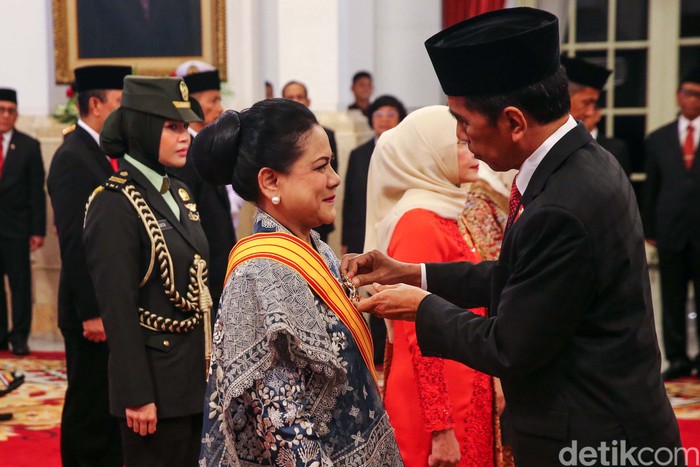 Ibu Negara Iriana Joko Widodo juga mendapatkan tanda kehormatan dari Presiden Jokowi Istana Negara, Senin (14/8/2023). Iriana mendapatkan Bintang RI Adipradana.