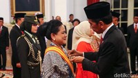 Iriana mendapatkan Bintang Republik Indonesia Adipradana.  