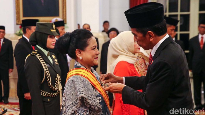 Ibu Negara Iriana Joko Widodo juga mendapatkan tanda kehormatan dari Presiden Jokowi Istana Negara, Senin (14/8/2023). Iriana mendapatkan Bintang RI Adipradana.