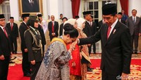 Iriana mencium tangan Jokowi usai menerima Bintang Republik Indonesia Adipradana.  