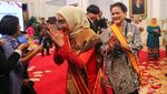 Senyum Iriana Terima Tanda Kehormatan dari Jokowi