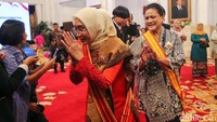 Selain Iriana, Wury Estu Handayani juga mendapatkan tanda kehormatan dari jokowi.  