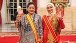Senyum Iriana Terima Tanda Kehormatan dari Jokowi