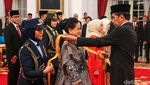 Senyum Iriana Terima Tanda Kehormatan dari Jokowi