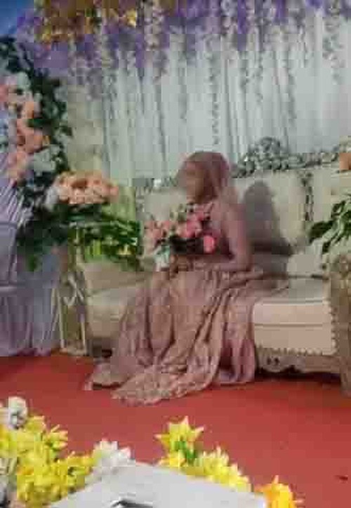 Seorang mempelai wanita sendirian dalam acara resepsi di Bima, NTB. Mempelai prianya kabur seusai akad nikah. Foto: Tangkapan layar Facebook