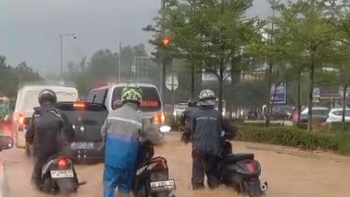 Suasana banjir di Kota Batam yang menyebabkan kendaraan sepeda motor mogok