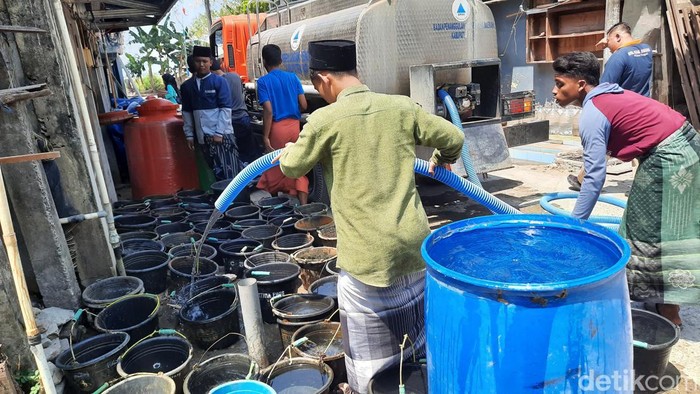 Suasana droping air bersih di Desa Pasuruan, Kecamatan Kayen, Pati, Senin (14/8/2023).